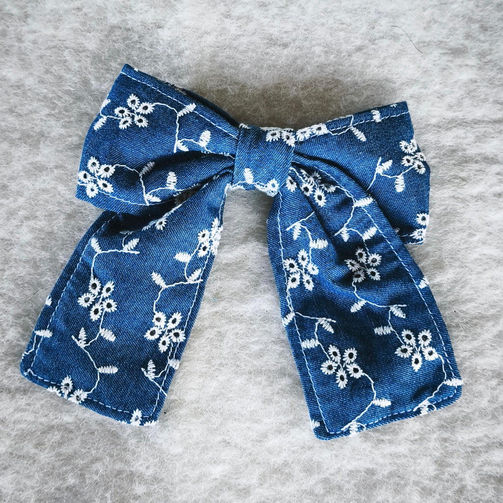 Nœud à cheveux broderie anglaise bleu - Fleur Bleue