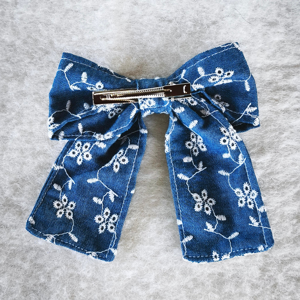 Nœud à cheveux broderie anglaise bleu - Fleur Bleue