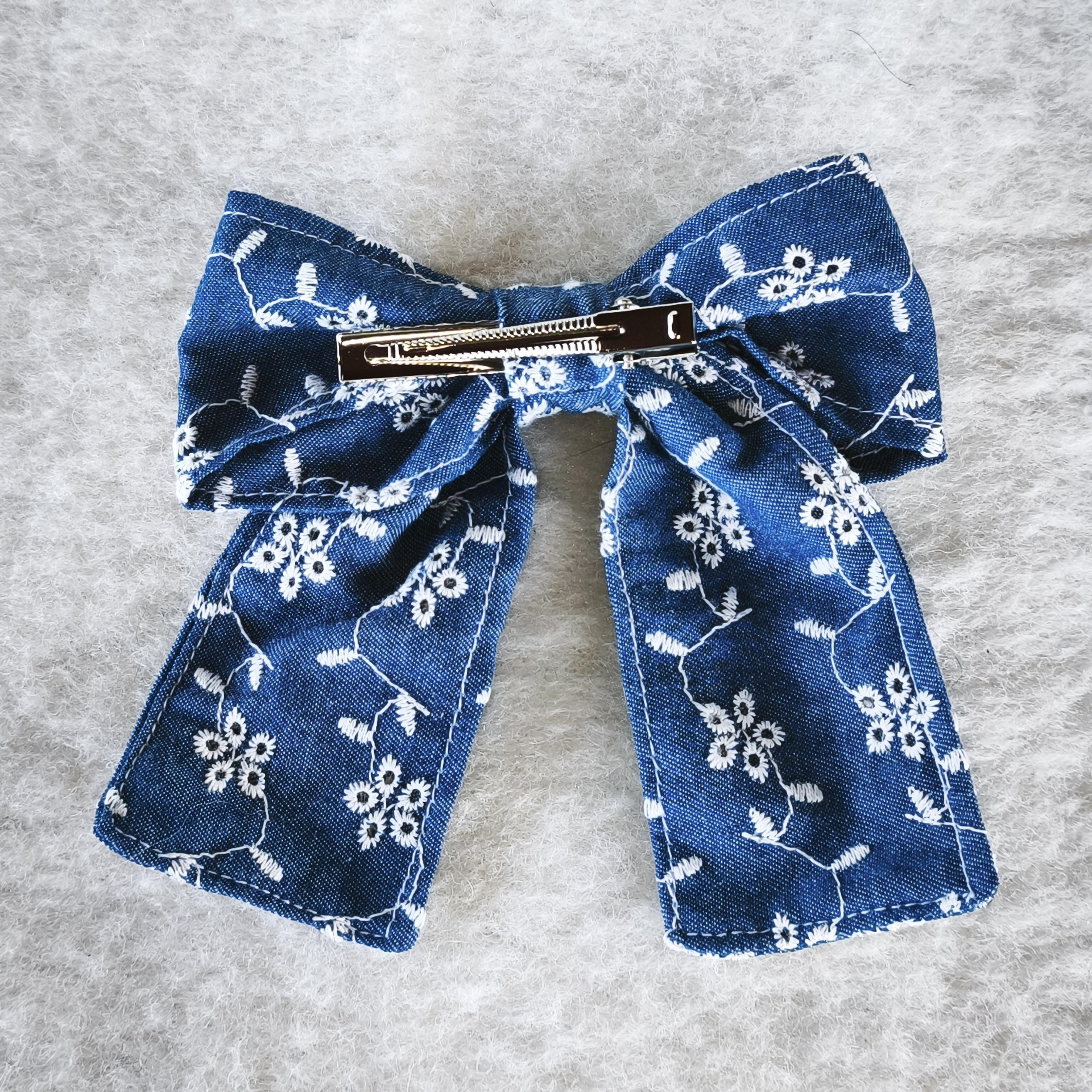 Nœud à cheveux broderie anglaise bleu - Fleur Bleue