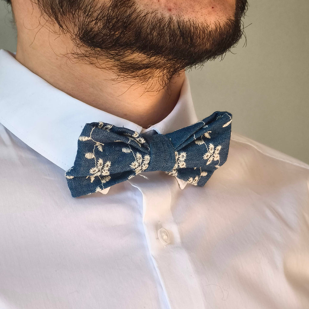 noeud papillon bleu broderie anglaise fleur bleue porté profil