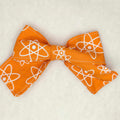 noeud cheveux pince crocodile orange motif atome science piece unique vue avant
