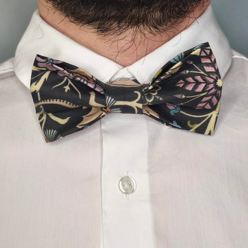 Nœud papillon Fleurs et dragons porté