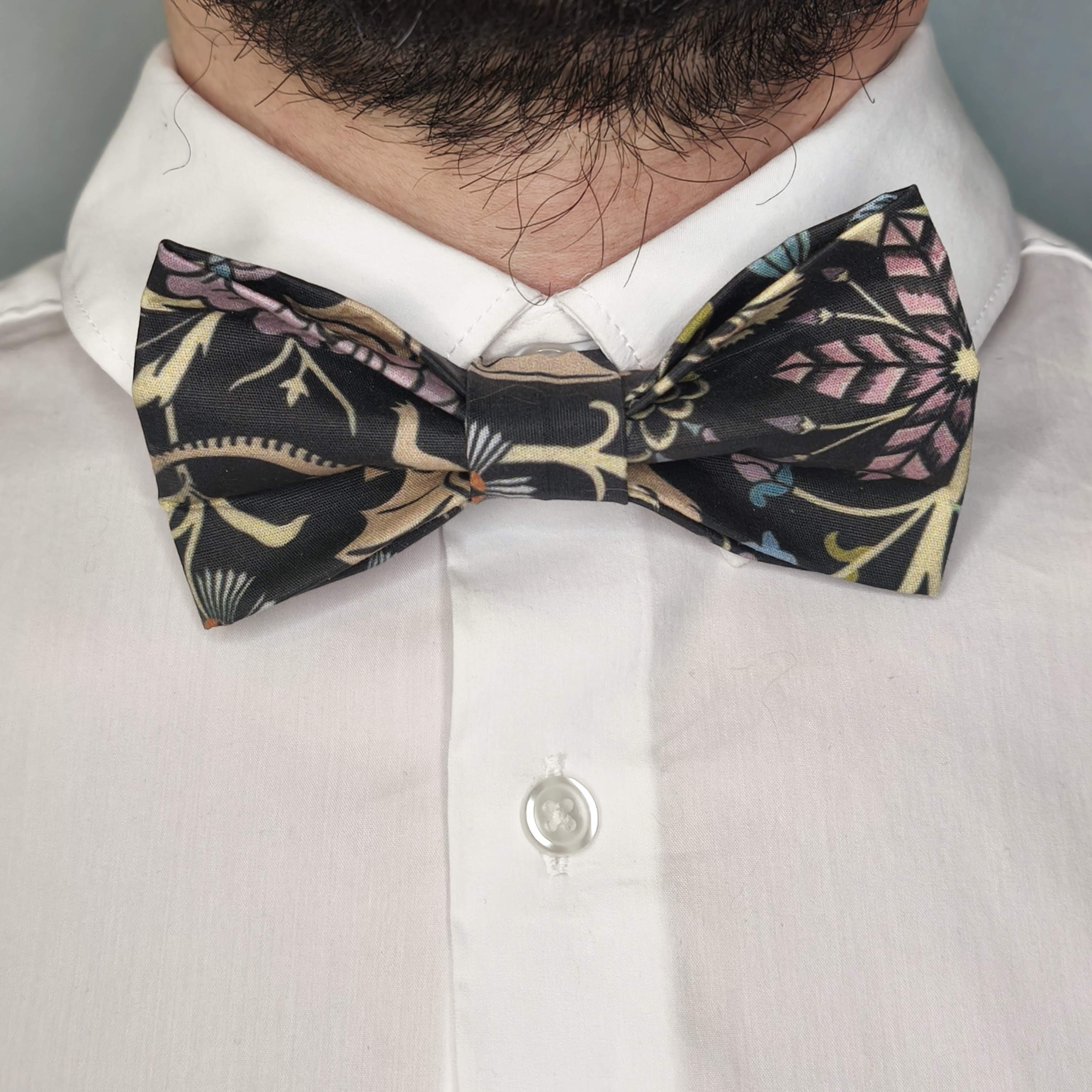 Nœud papillon Fleurs et dragons porté