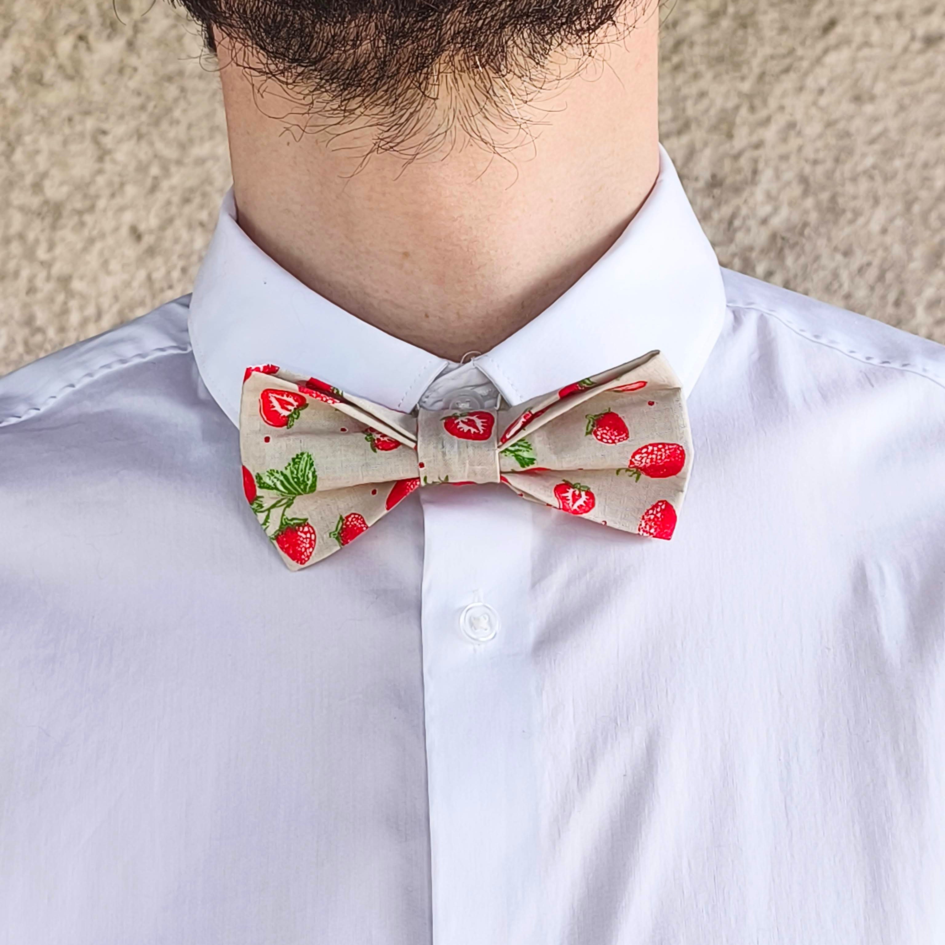 noeud papillon beige motif fraises fruite ramene ta fraise porté face