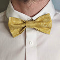 noeud papillon beige motifs engrenages timey wimey porté face