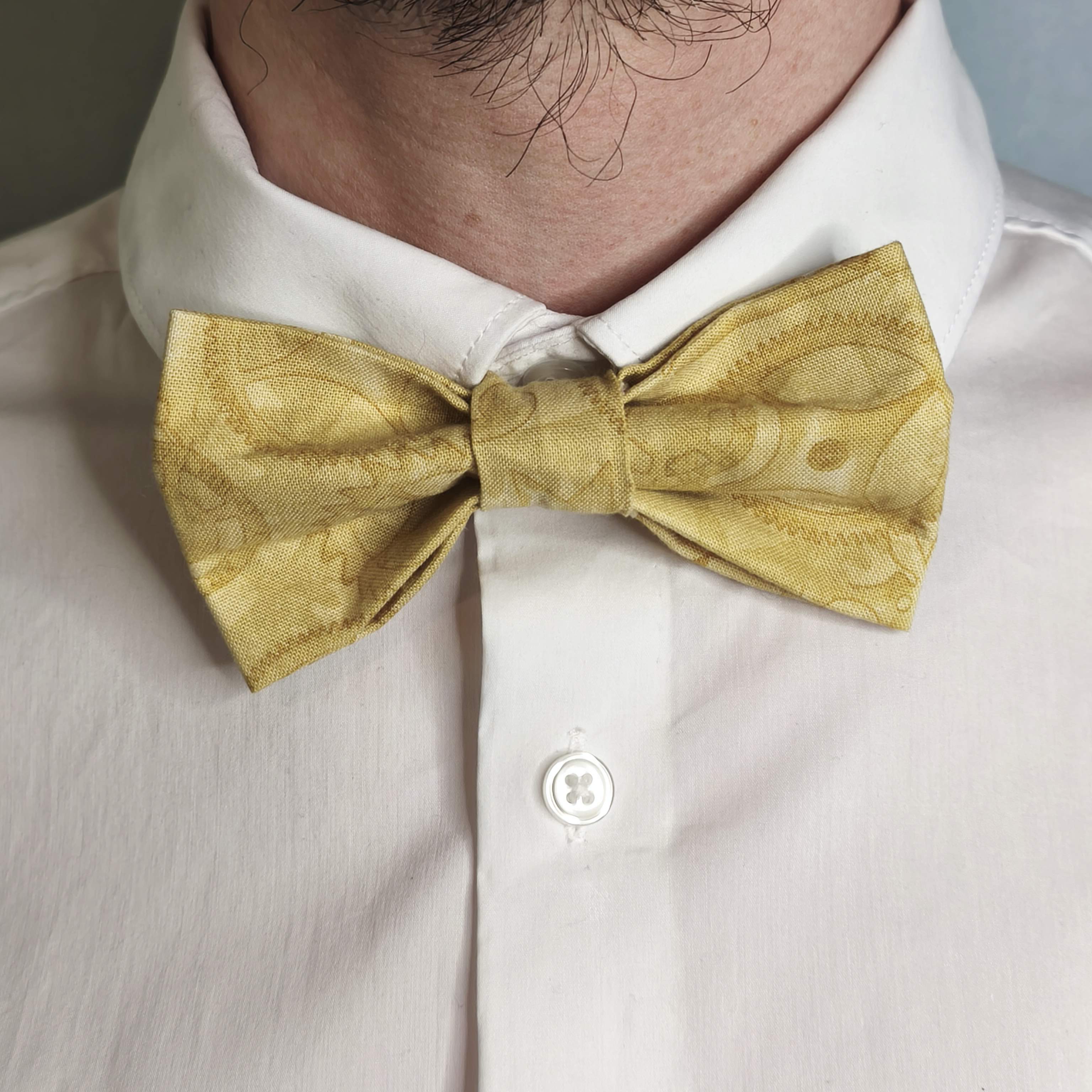 noeud papillon beige motifs engrenages timey wimey porté face