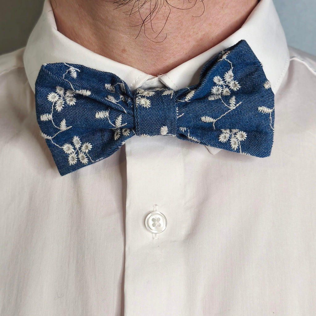 noeud papillon bleu broderie anglaise fleur bleue porté face