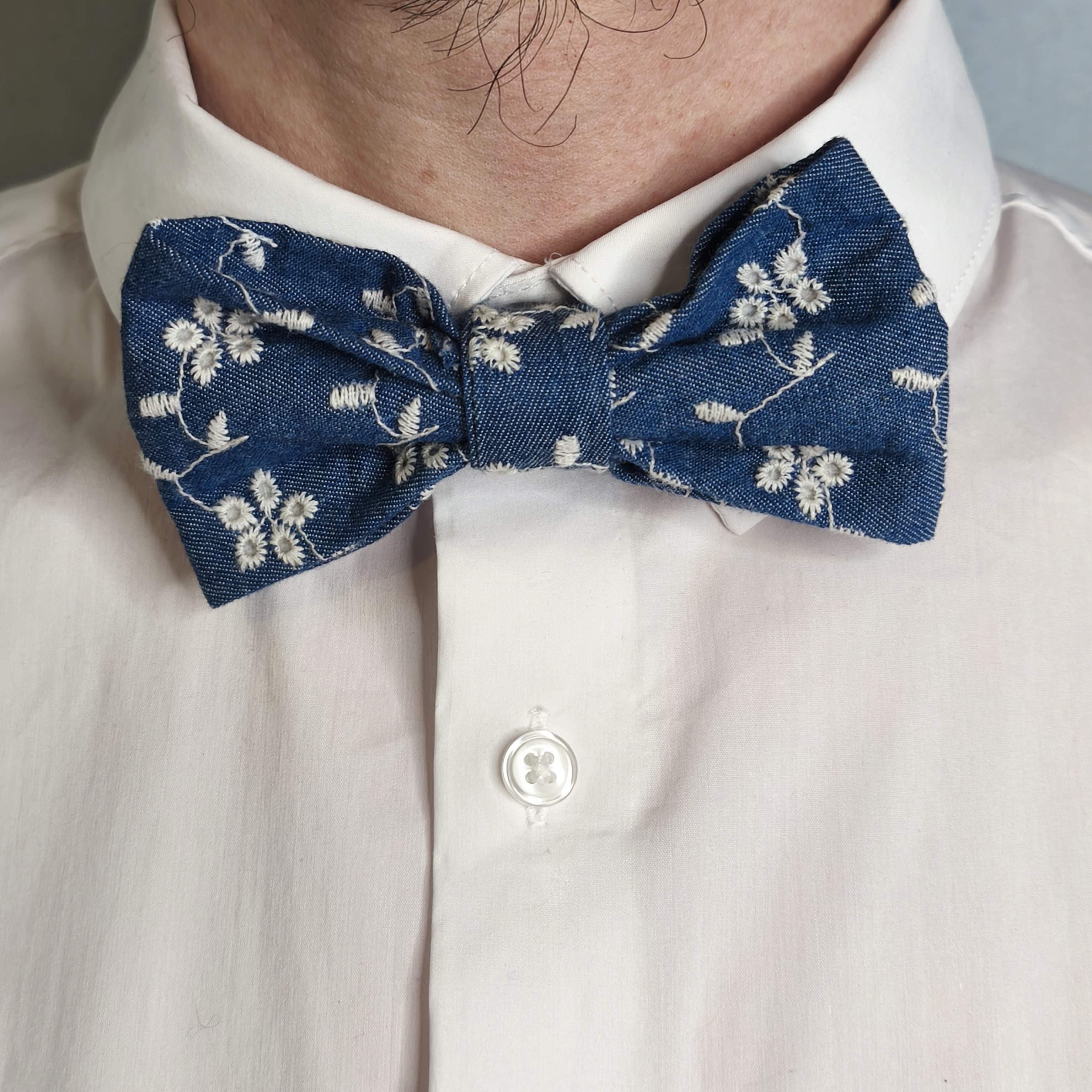 noeud papillon bleu broderie anglaise fleur bleue porté face