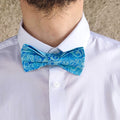 noeud papillon bleu motif vagues batik ocean waves porté face