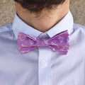 noeud papillon lavande motif papillons lilas kaleidoscope porté face