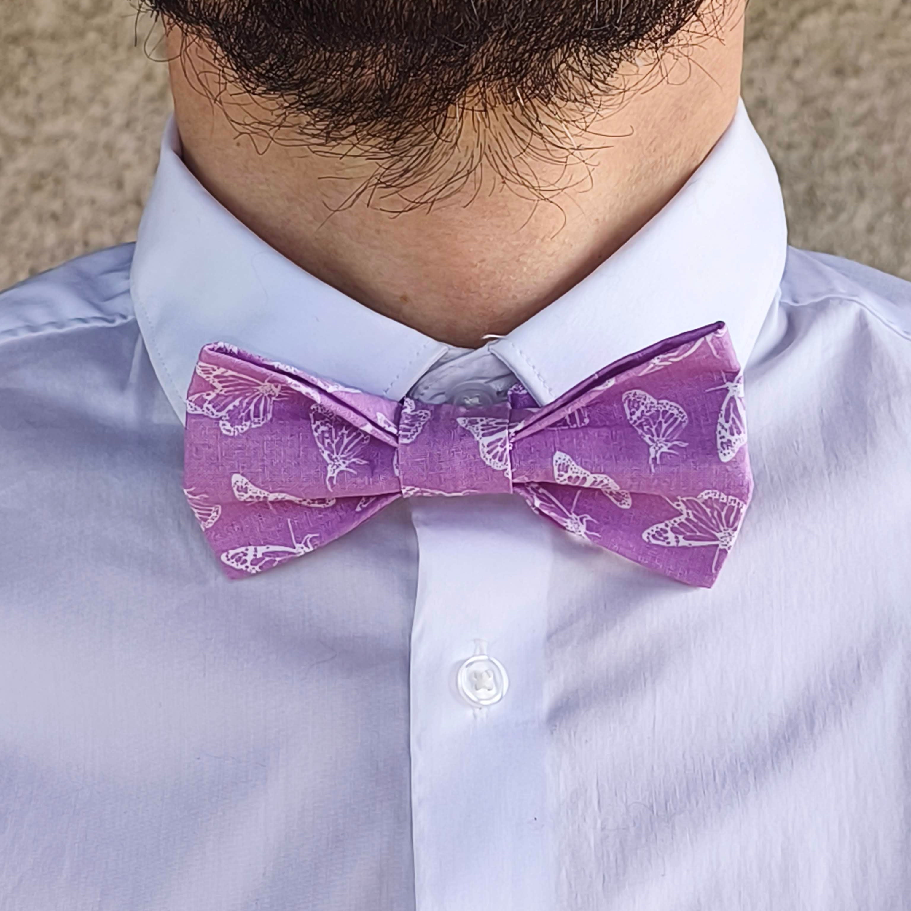 noeud papillon lavande motif papillons lilas kaleidoscope porté face