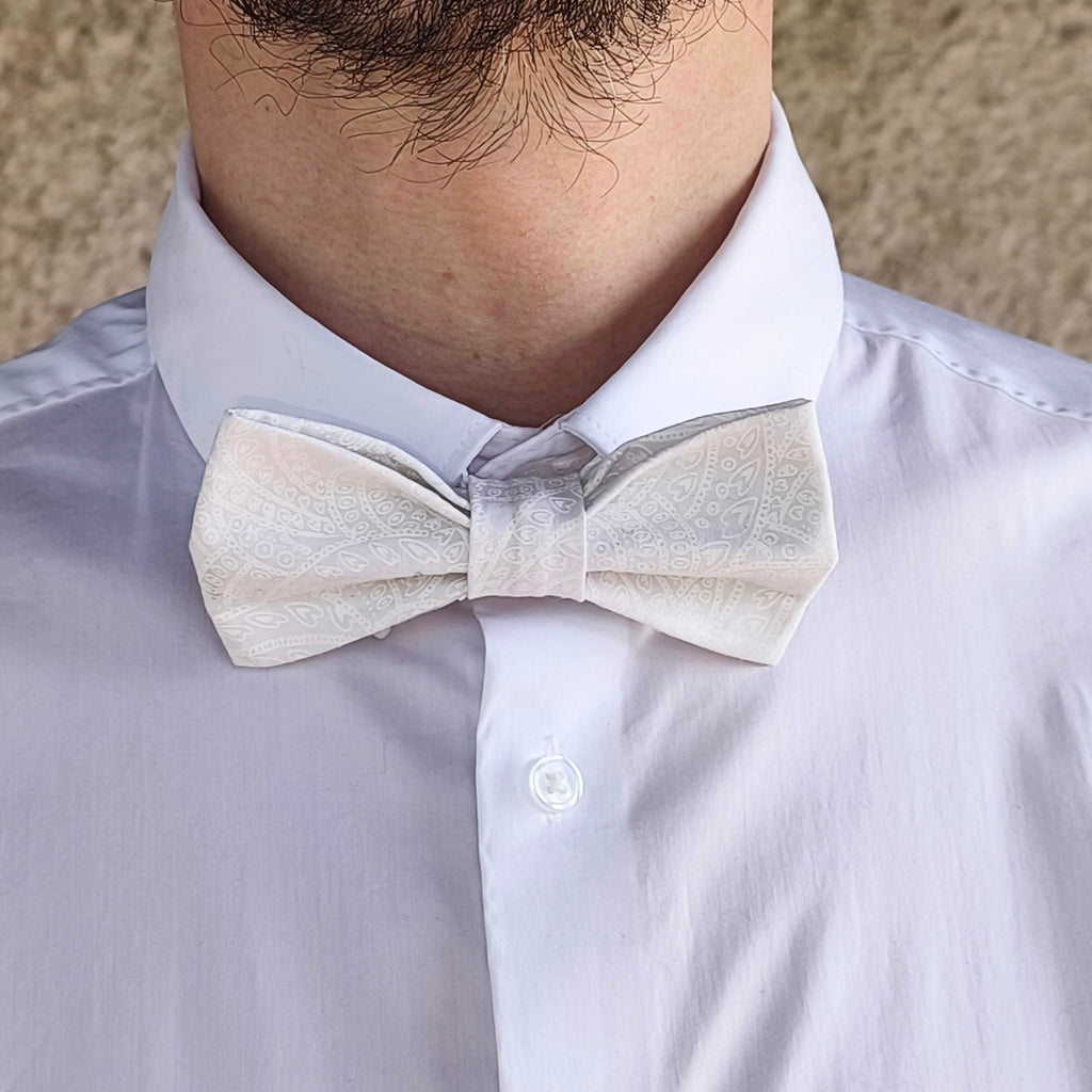 noeud papillon mariage blanc motif coeurs faux uni amour secret porté face