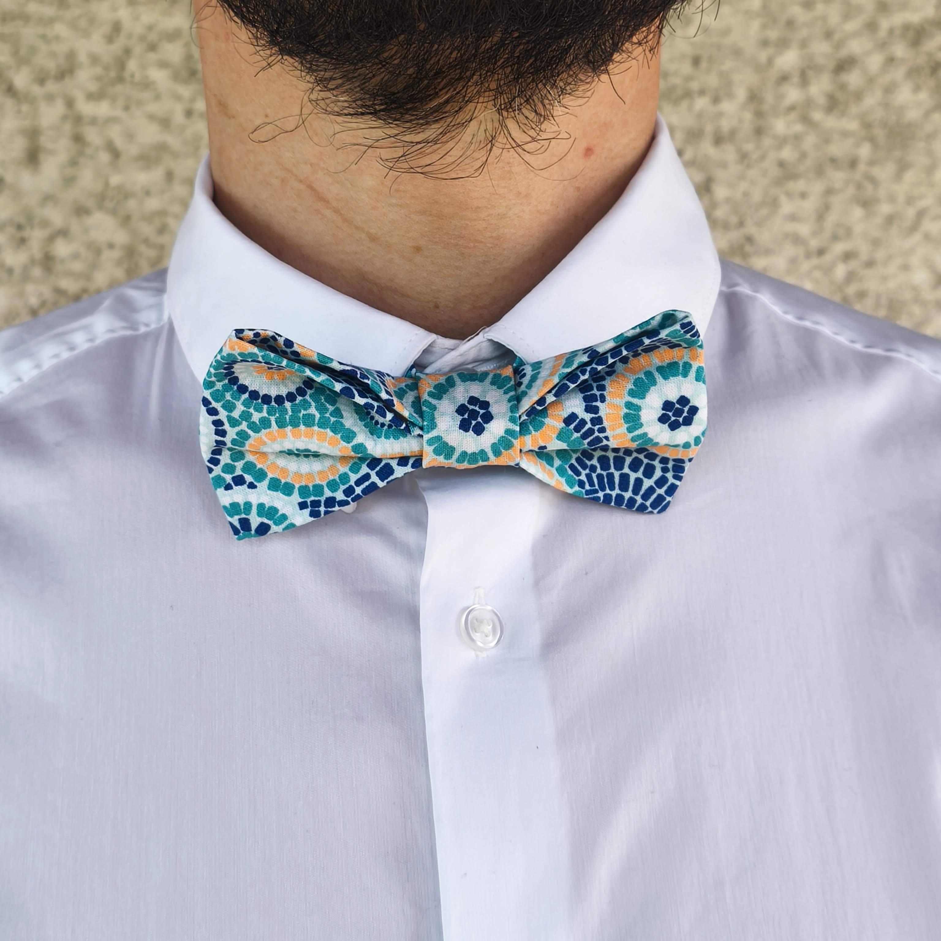noeud papillon mosaique bleu roi jaune porté face