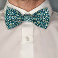 noeud papillon motif fleurs bleu canard style retro artisanal porté face