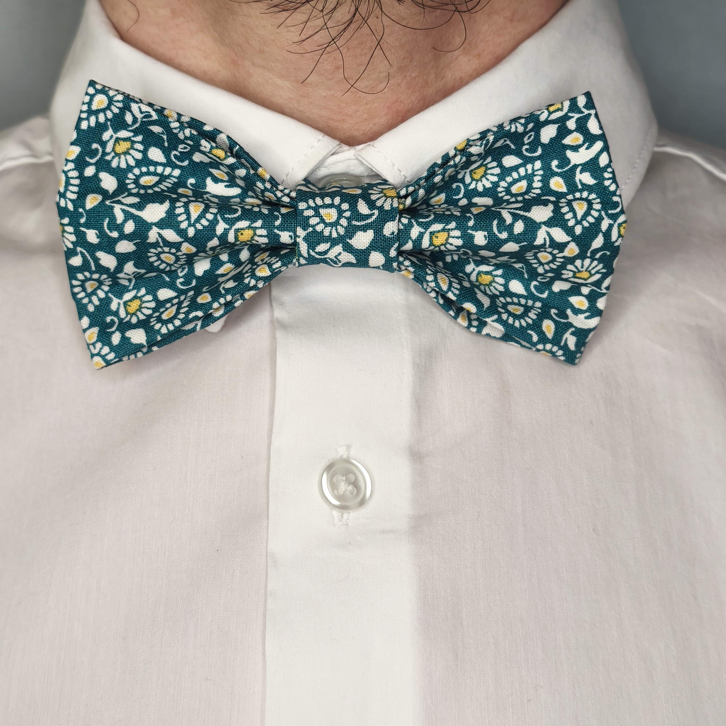 noeud papillon motif fleurs bleu canard style retro artisanal porté face