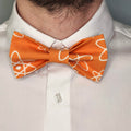 noeud papillon orange motif atome science retro piece unique porté face