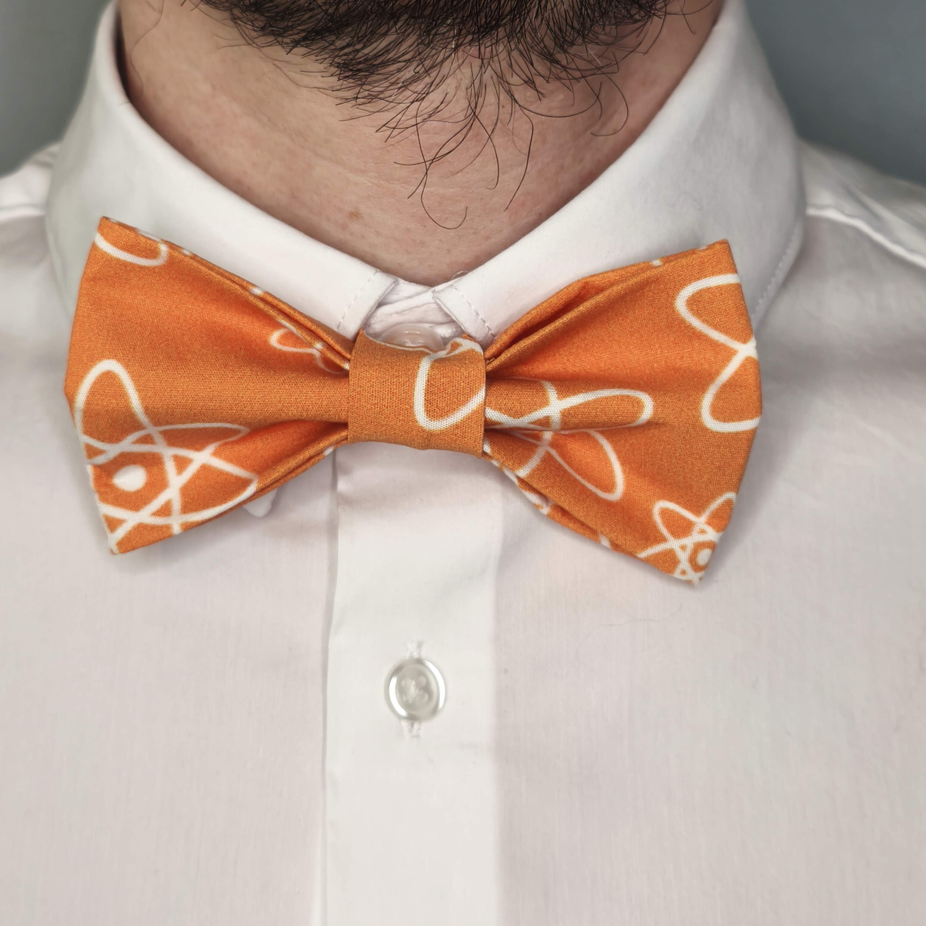noeud papillon orange motif atome science retro piece unique porté face