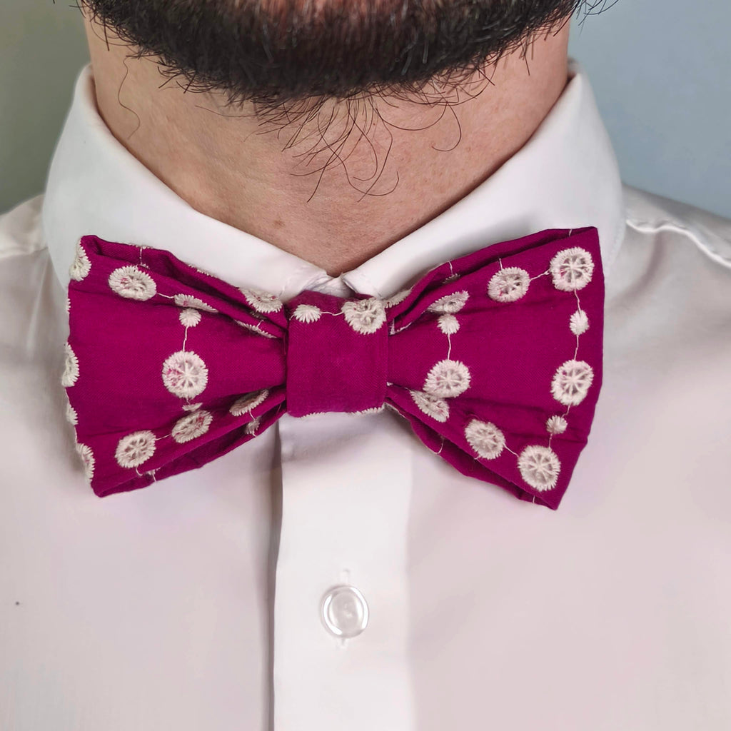noeud papillon rose tudor broderie anglaise porté face
