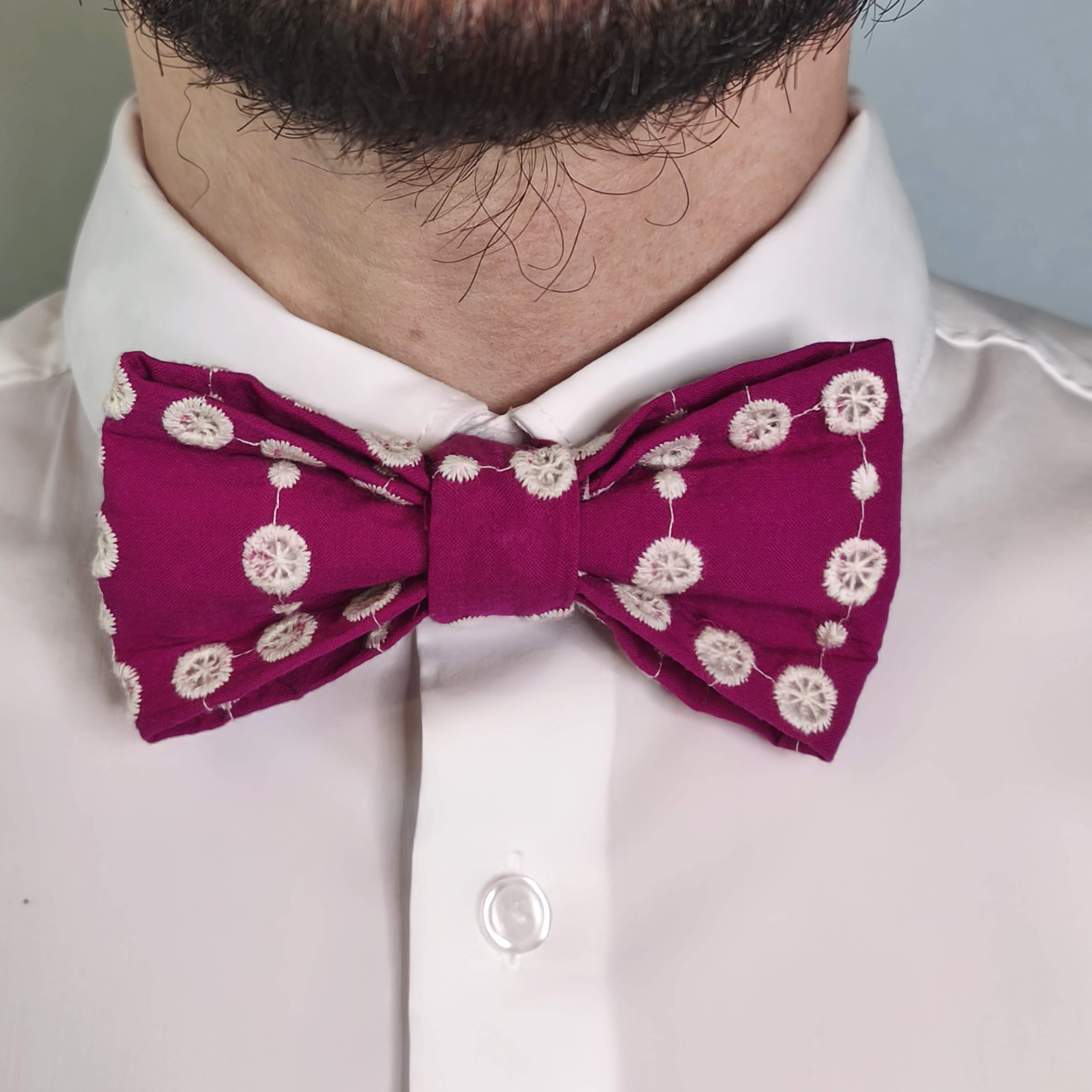 noeud papillon rose tudor broderie anglaise porté face