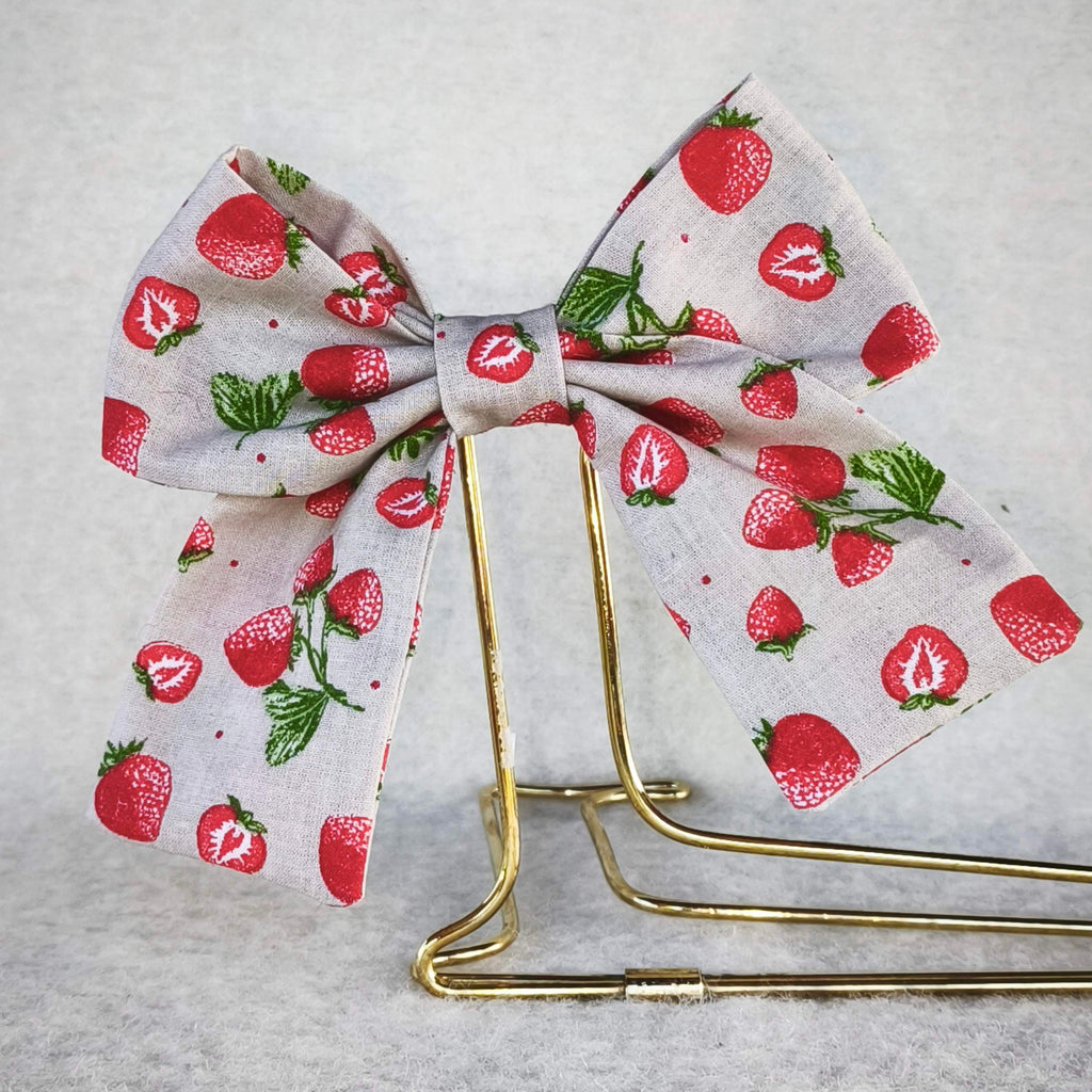 noeud cheveux beige motif fraises rouges coton ramene ta fraise vue avant avec suport