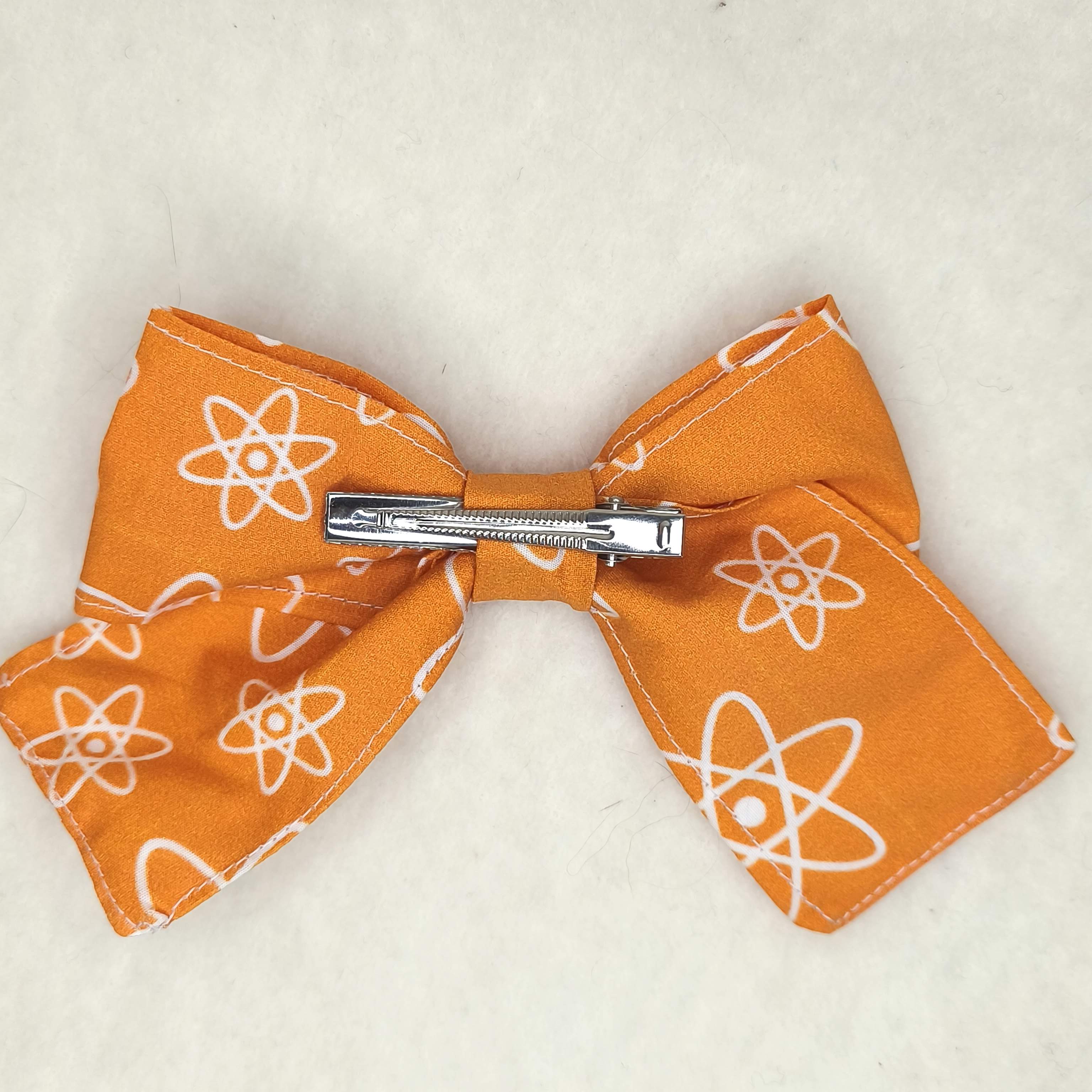 noeud cheveux pince crocodile orange motif atome science piece unique vue dos