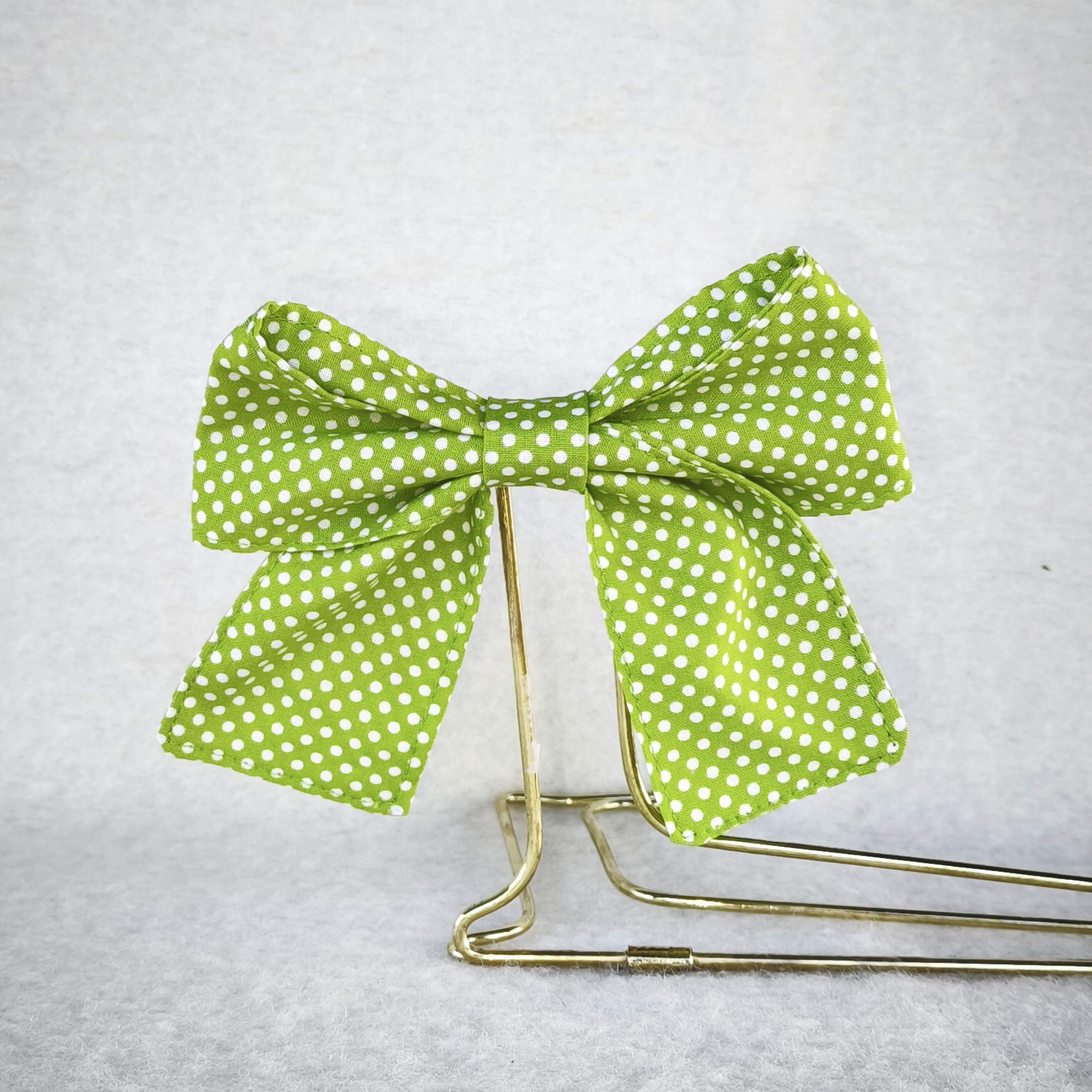 noeud cheveux vert pomme pois blancs coton style retro pomme pop vue avant avec support