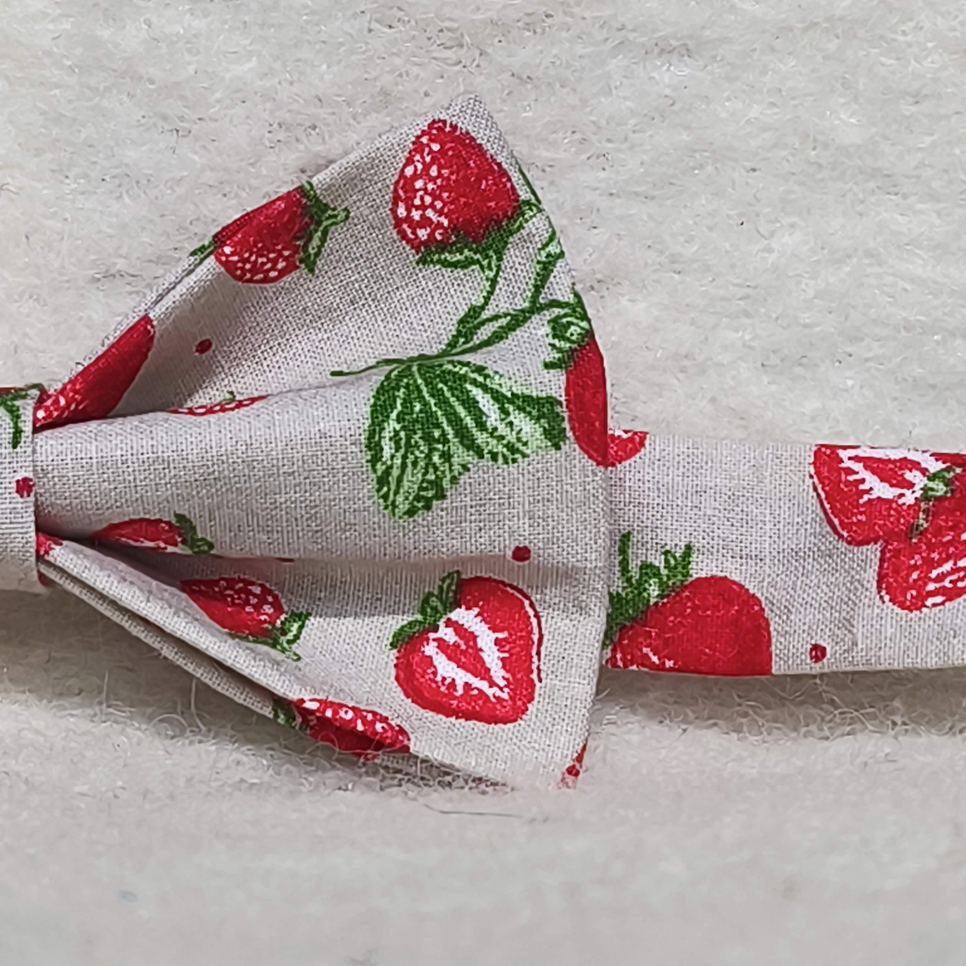 noeud papillon beige motif fraises fruite ramene ta fraise détail