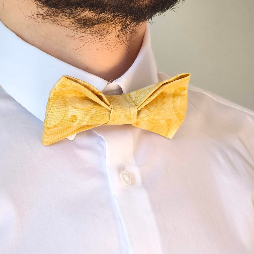 noeud papillon beige motifs engrenages timey wimey porté profil