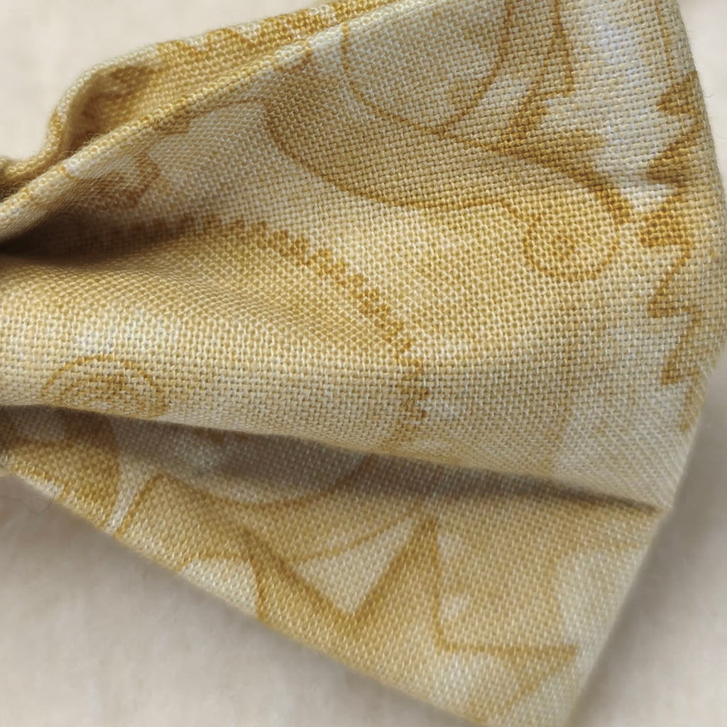 noeud papillon beige motifs engrenages timey wimey détail