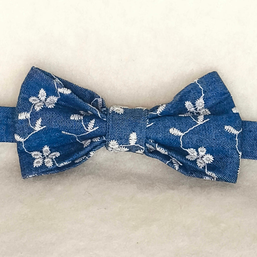 noeud papillon bleu broderie anglaise fleur bleue vue générale