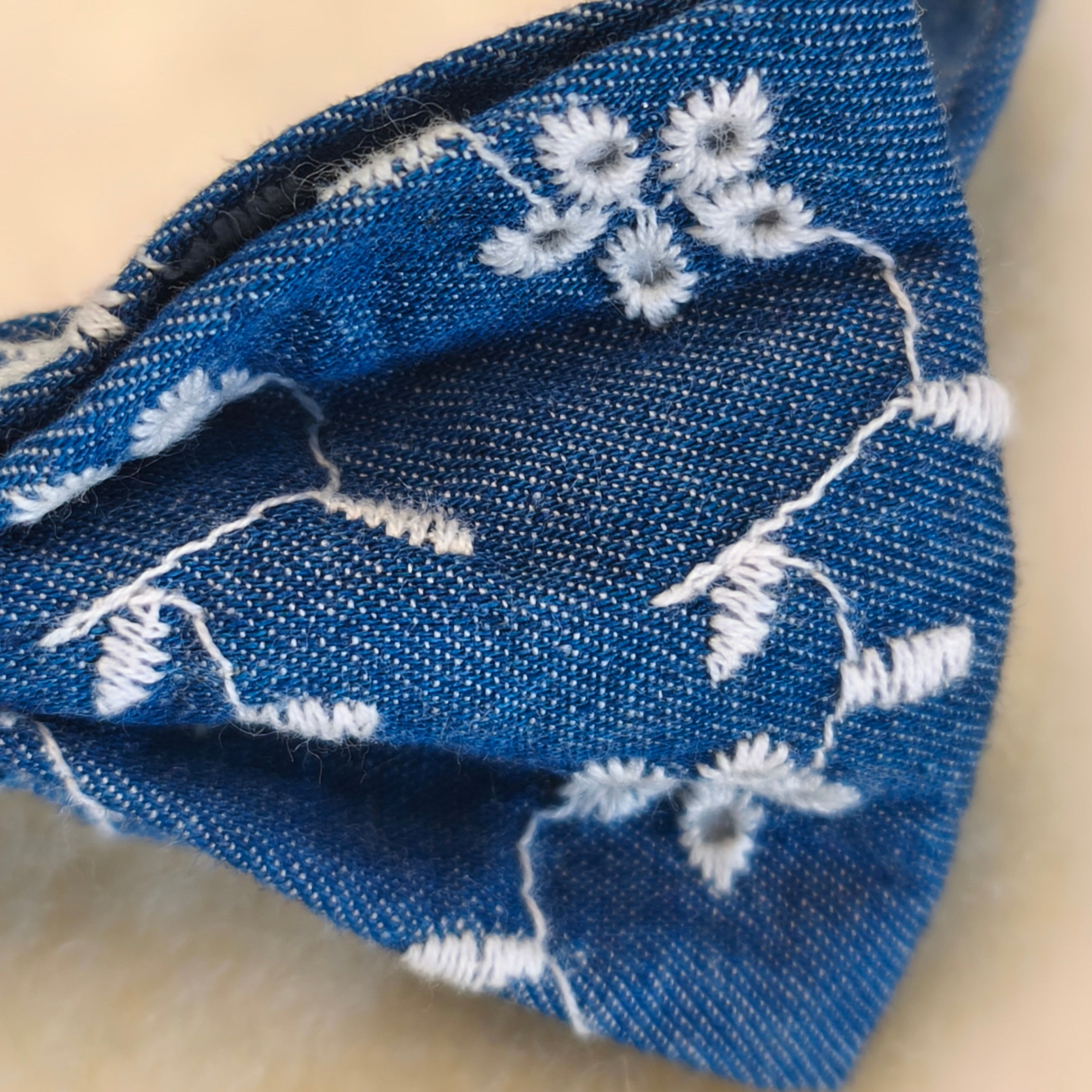 noeud papillon bleu broderie anglaise fleur bleue détail
