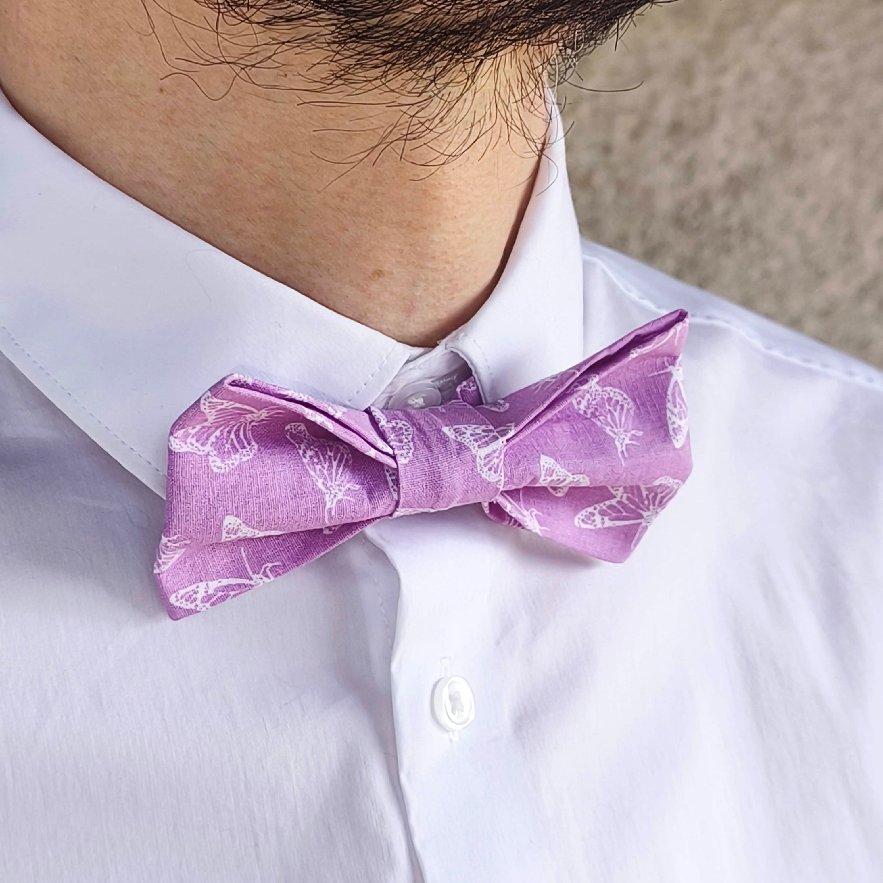 noeud papillon lavande motif papillons lilas kaleidoscope porté profil