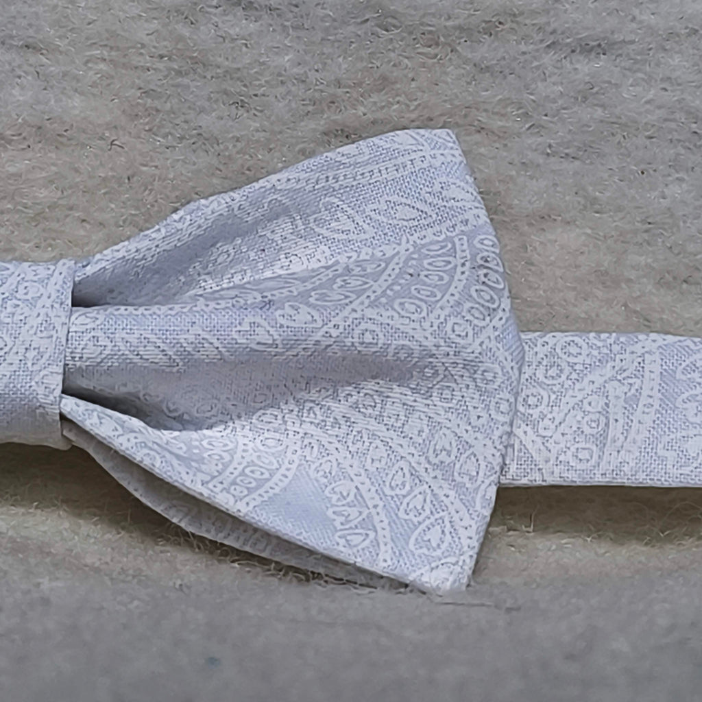noeud papillon mariage blanc motif coeurs faux uni amour secret porté face détail