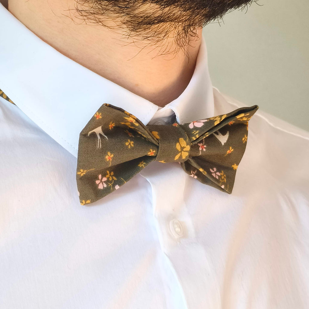 noeud papillon marron motif hirondelles fleurs printemps porté profil