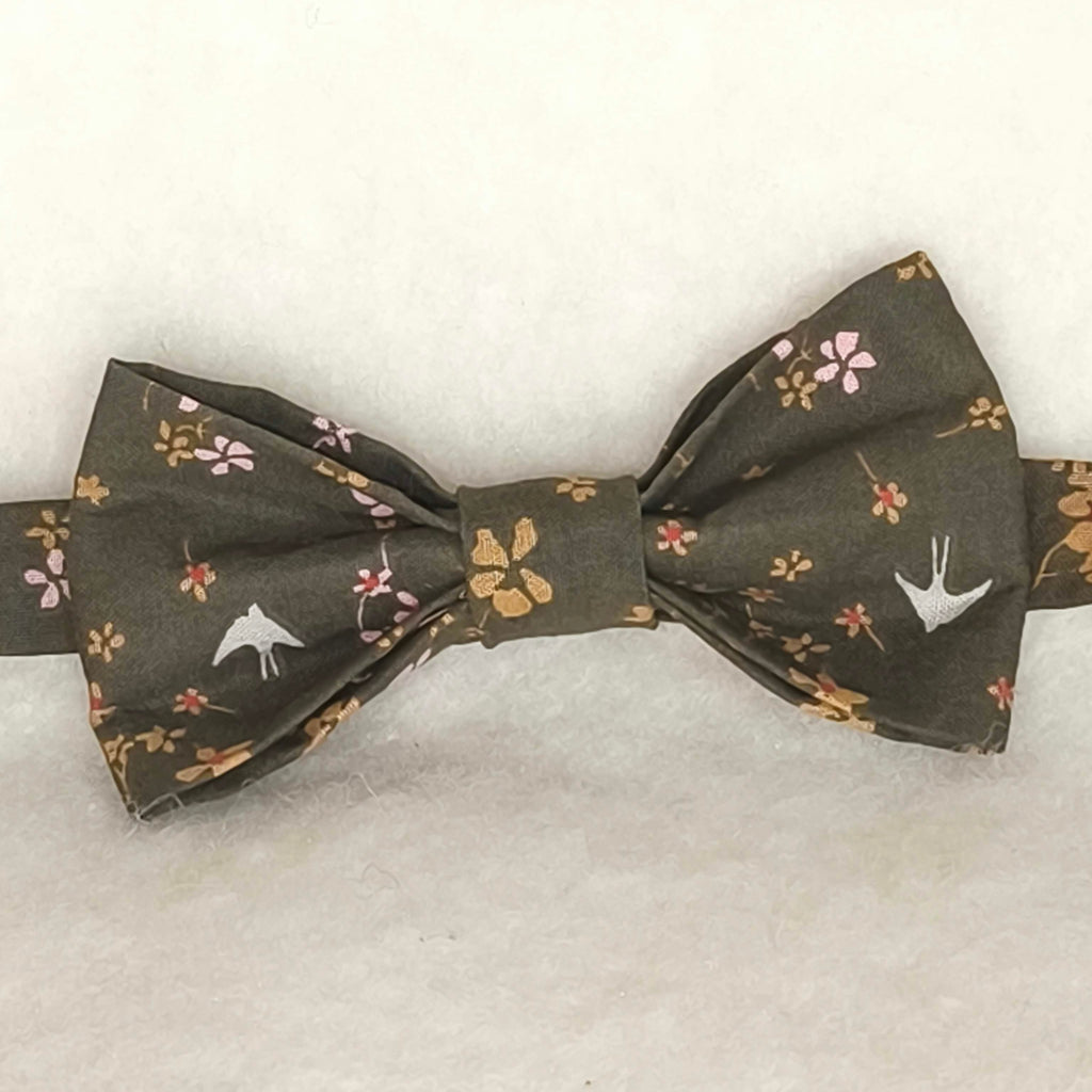noeud papillon marron motif hirondelles fleurs printemps vue générale
