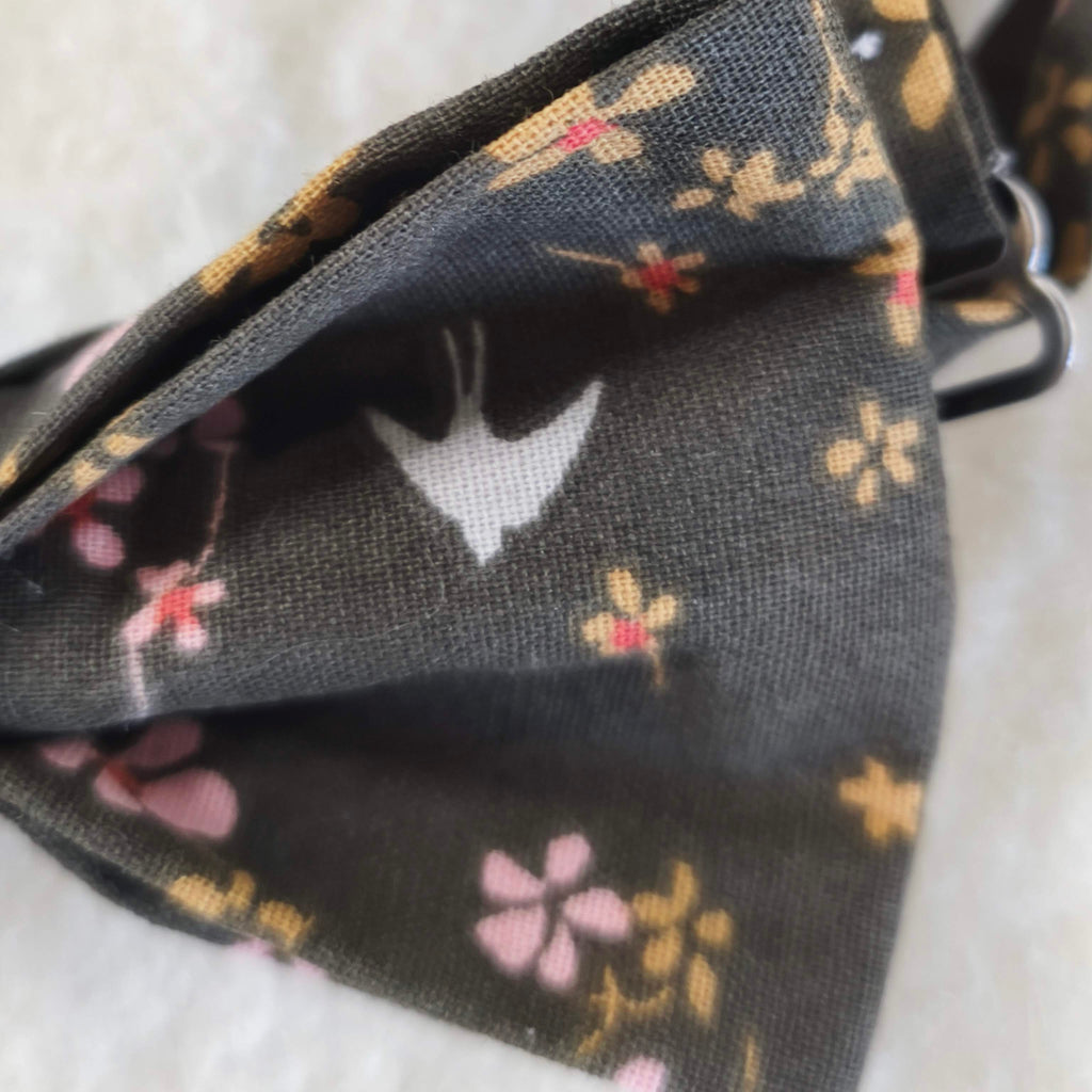 noeud papillon marron motif hirondelles fleurs printemps détail