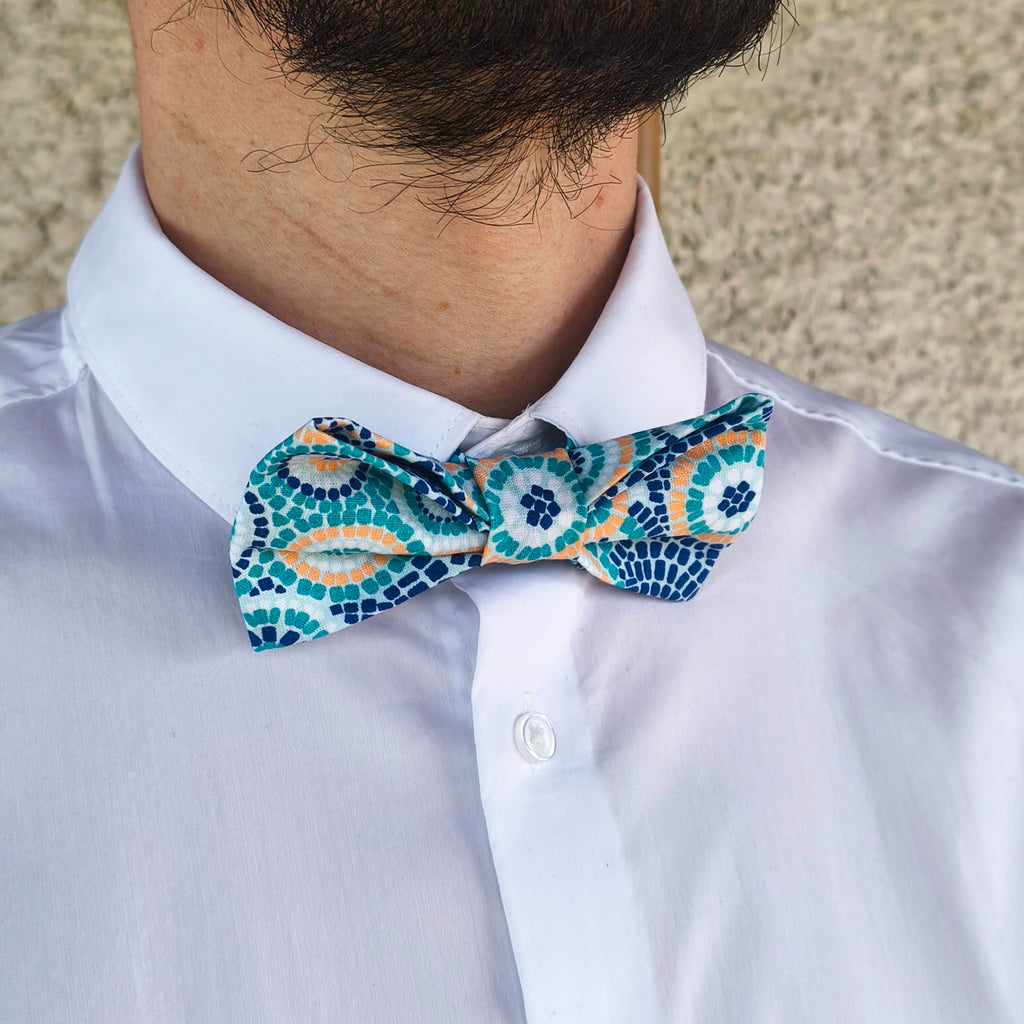 noeud papillon mosaique bleu roi jaune porté profil