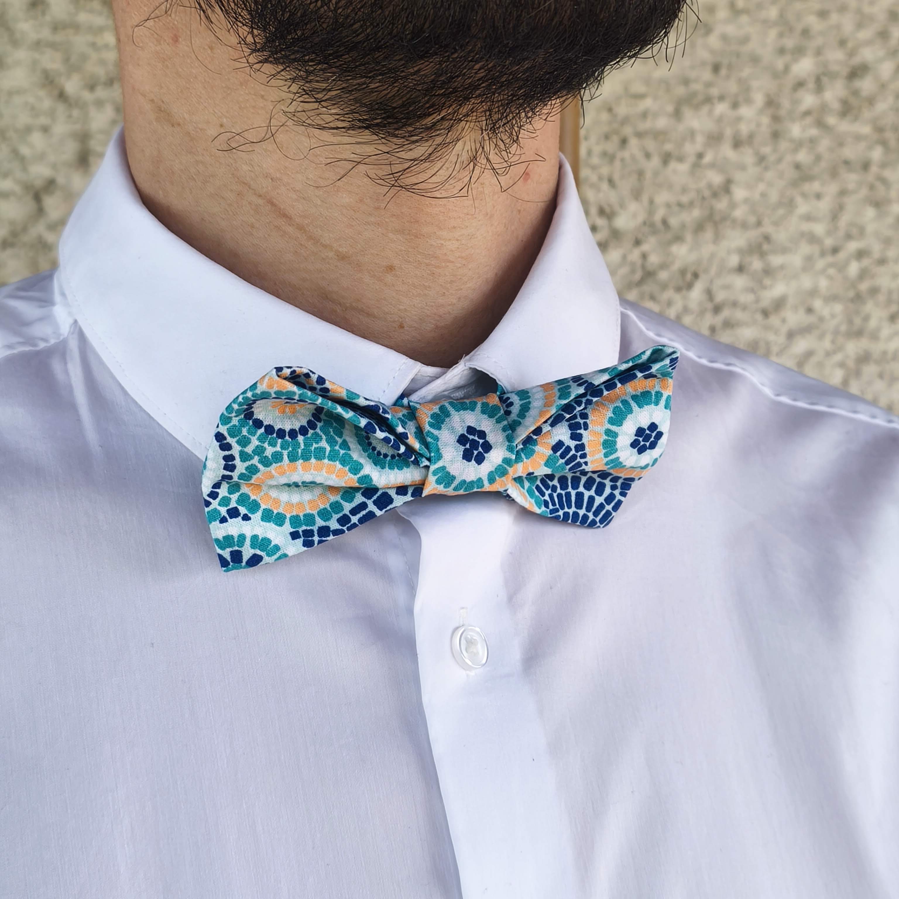 noeud papillon mosaique bleu roi jaune porté profil