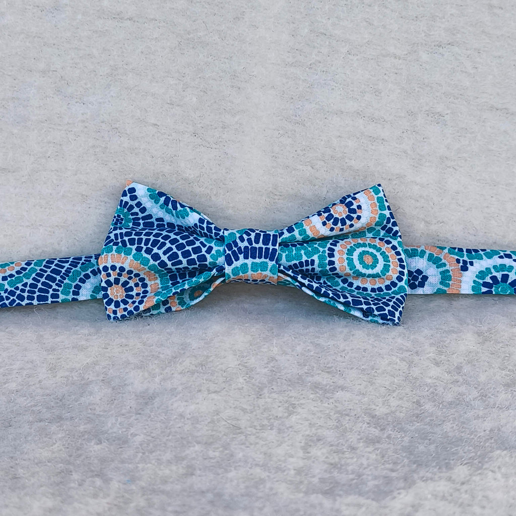 noeud papillon mosaique bleu roi jaune vue d'ensemble