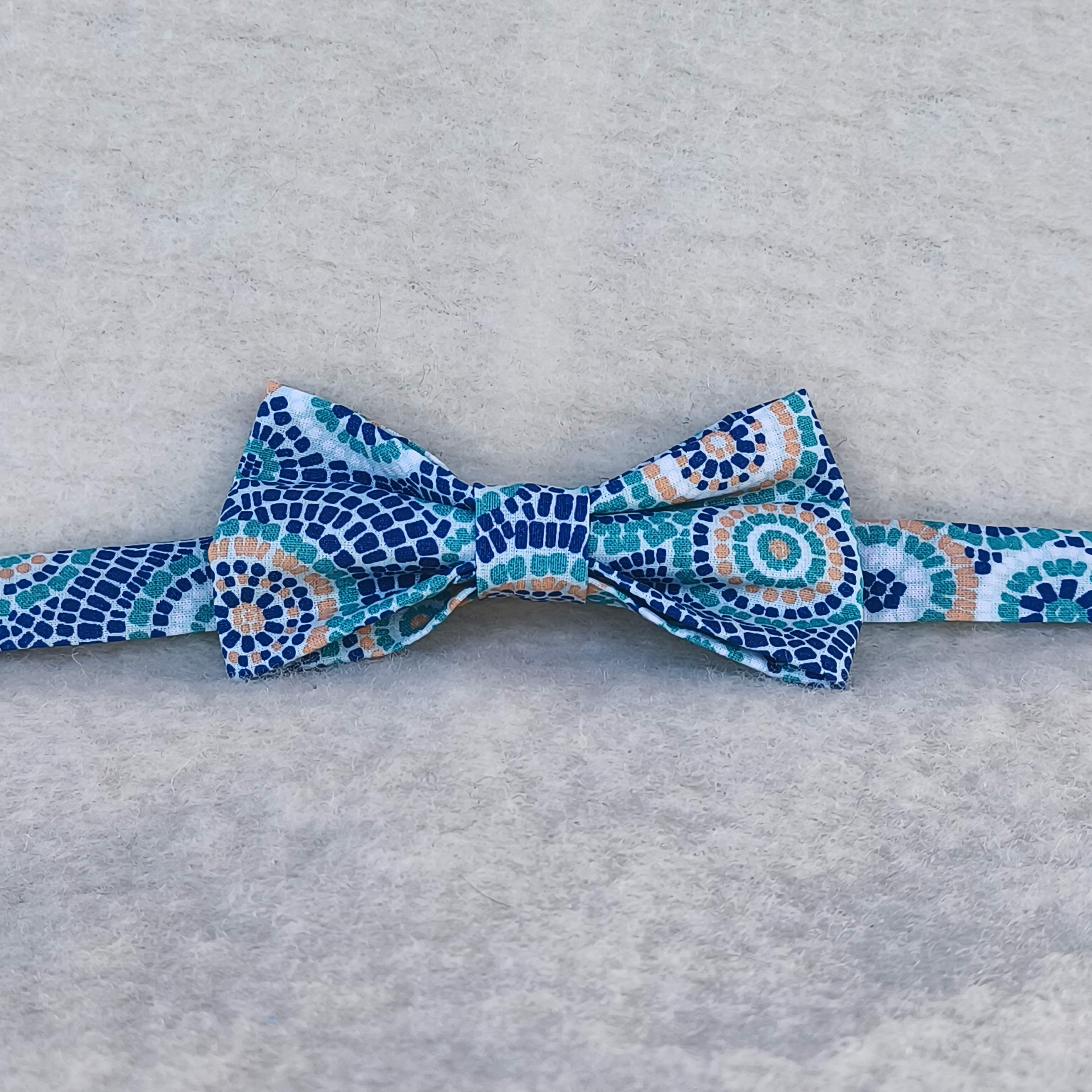 noeud papillon mosaique bleu roi jaune vue d'ensemble