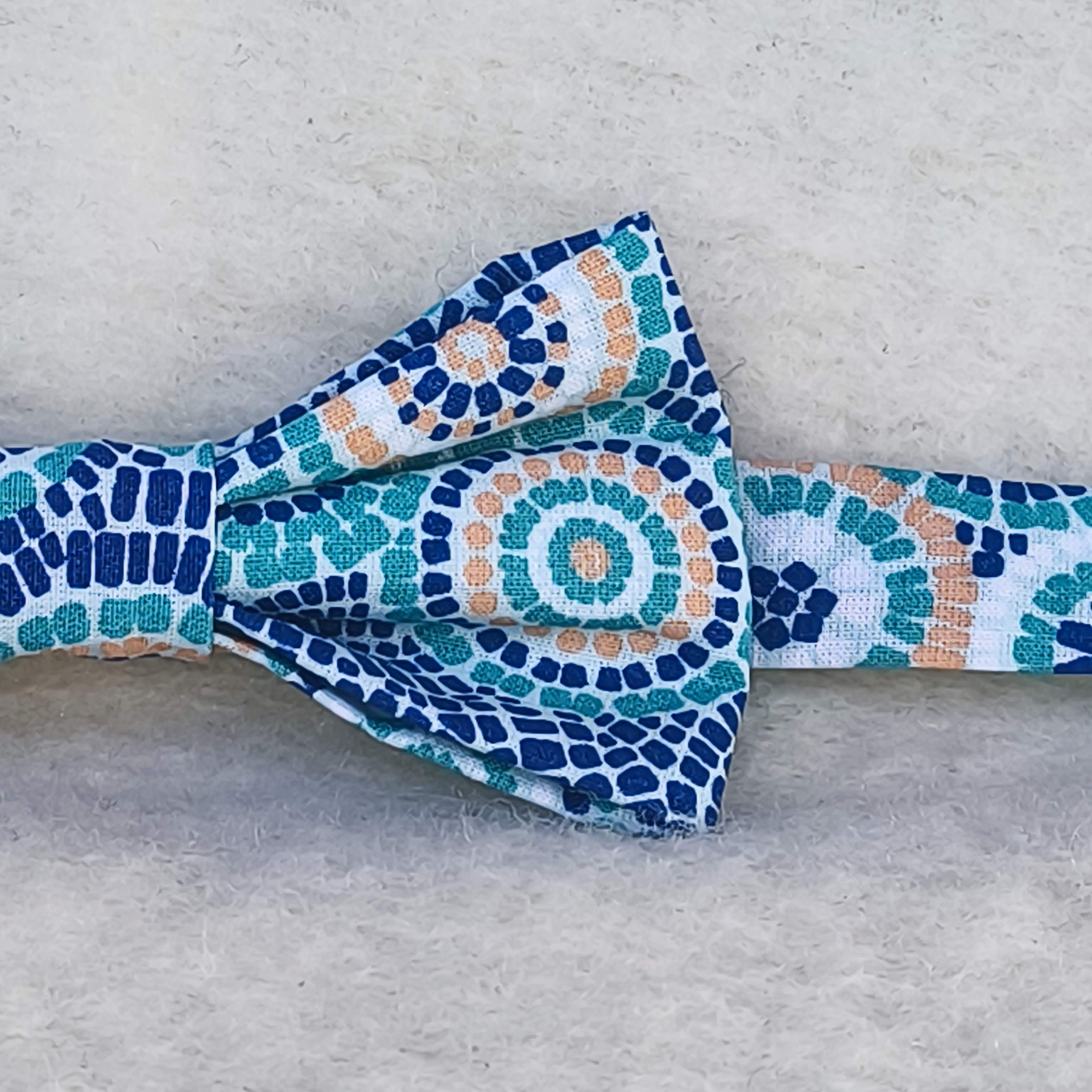 noeud papillon mosaique bleu roi jaune détail