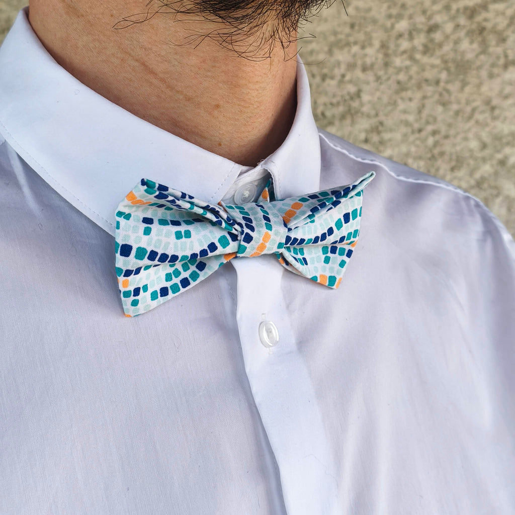 noeud papillon mosaique turquoise orange porté profil