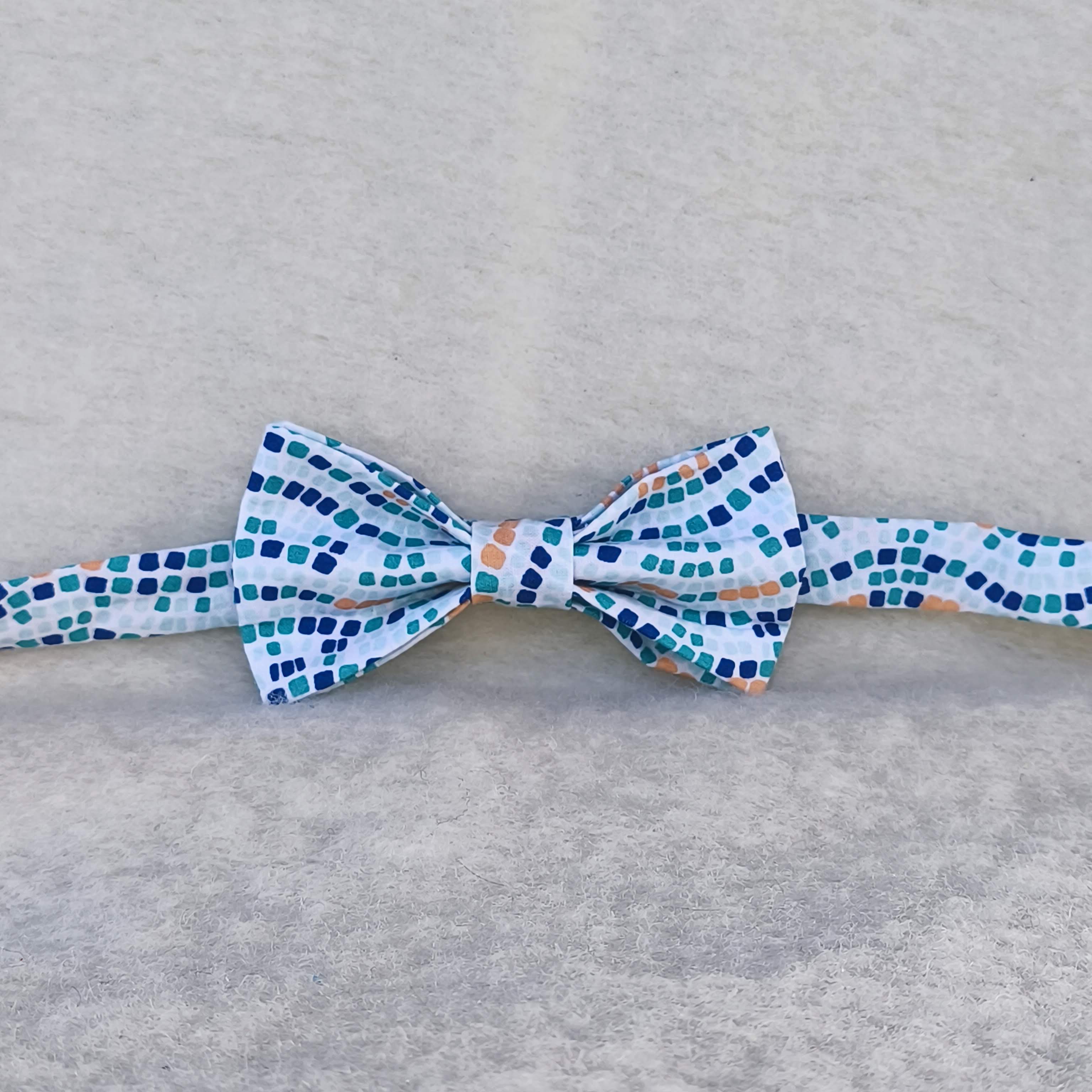 Noeud papillon mosaique turquoise orange vue d'ensemble