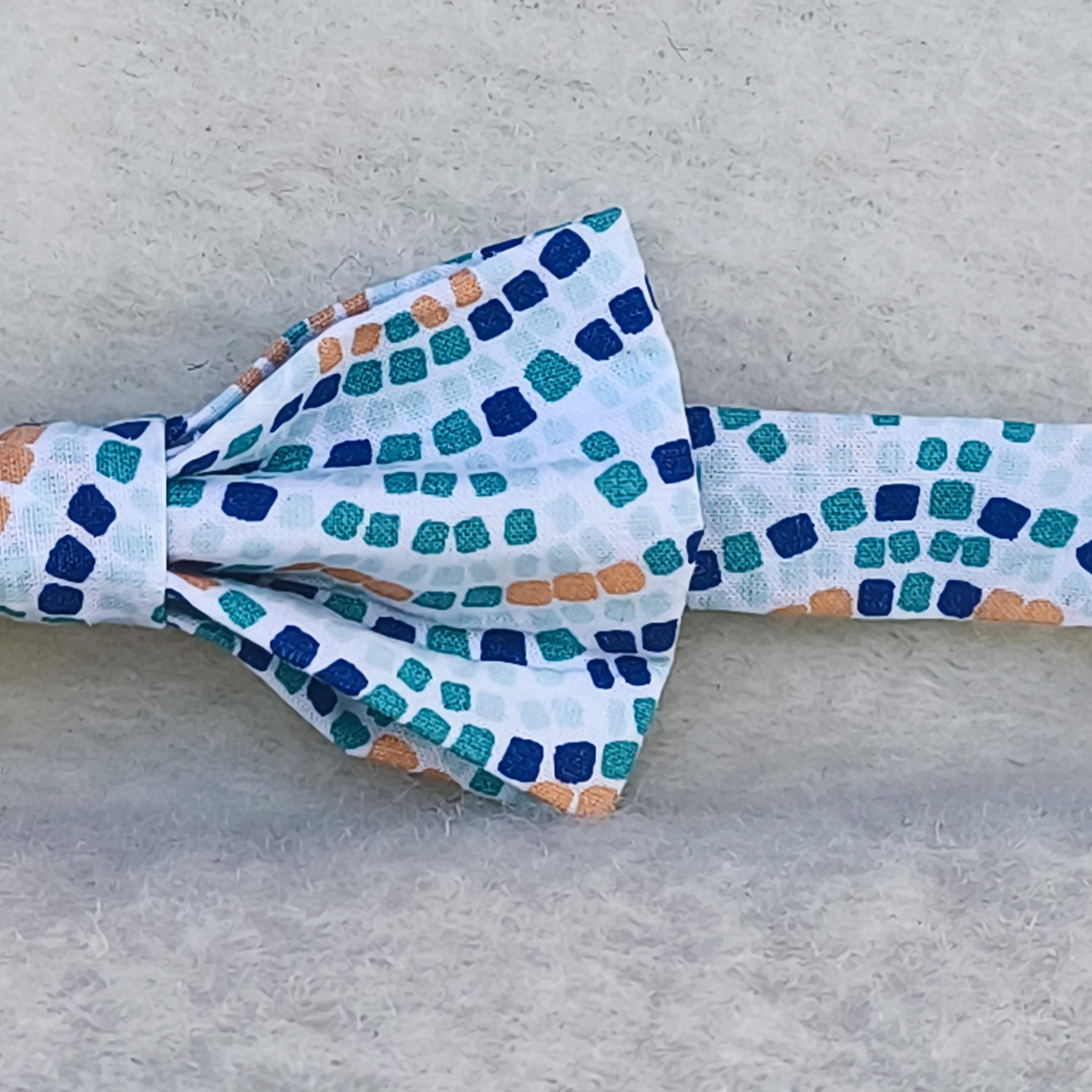 noeud papillon mosaique turquoise orange détail