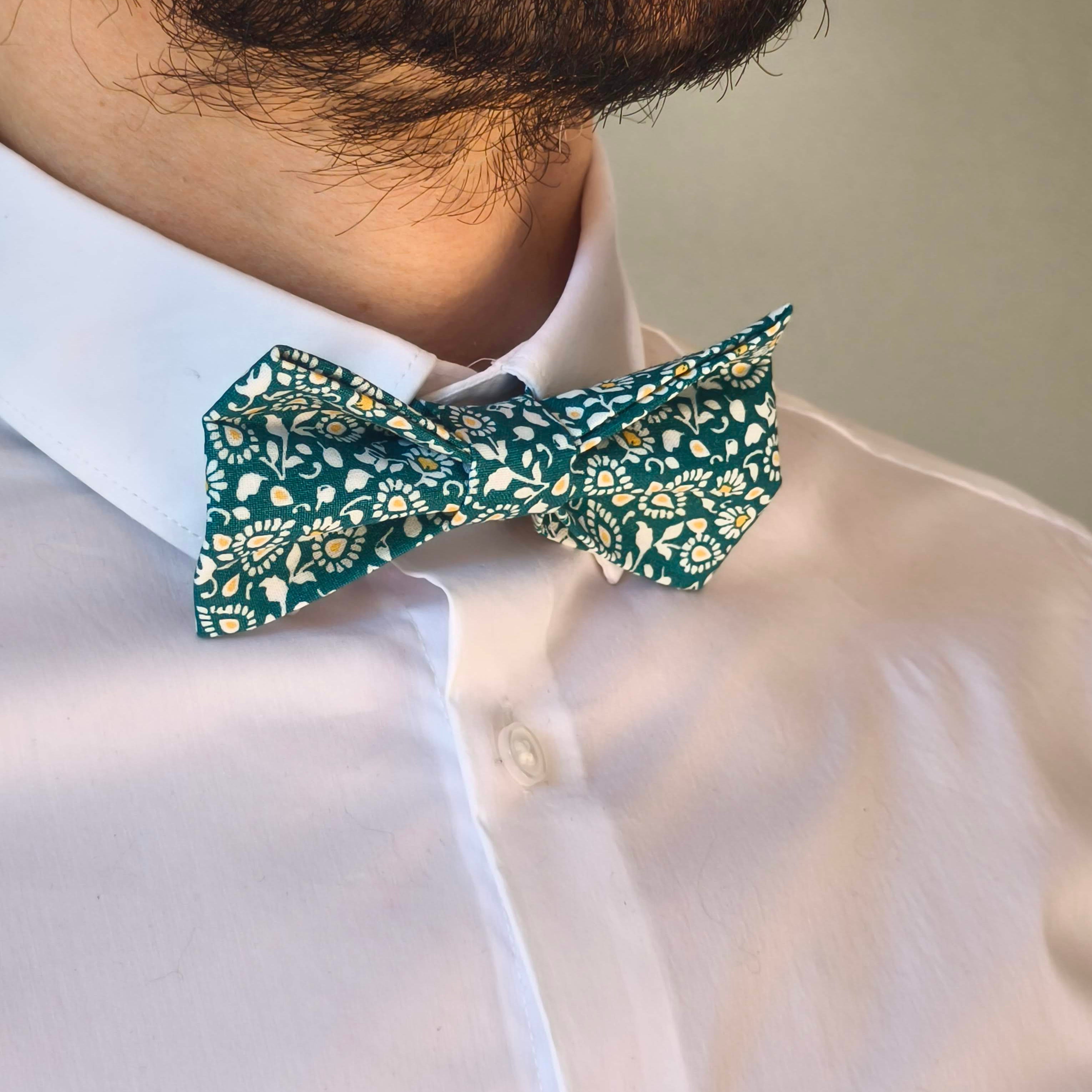 noeud papillon motif fleurs bleu canard style retro artisanal porté profil