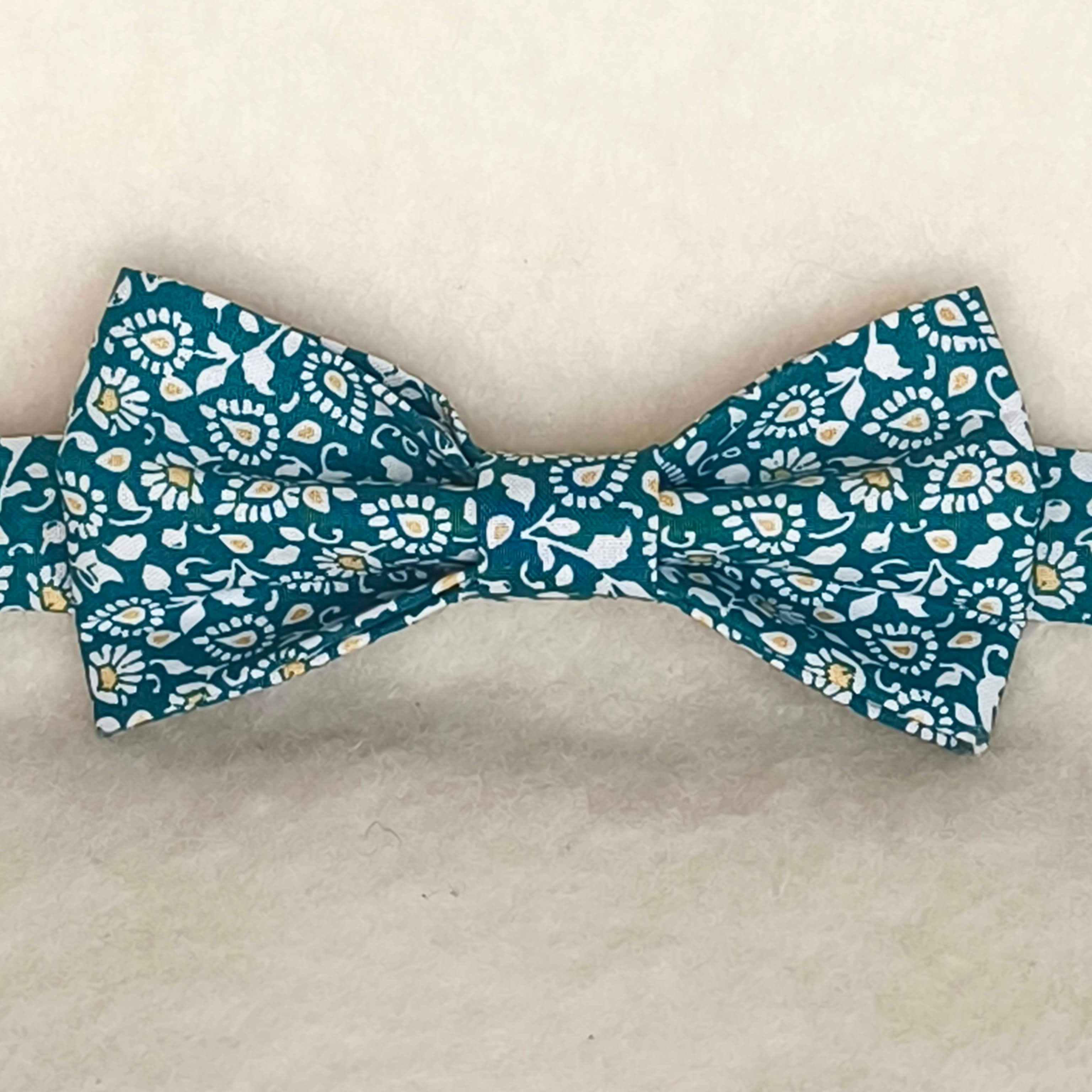 noeud papillon motif fleurs bleu canard style retro artisanal vue générale