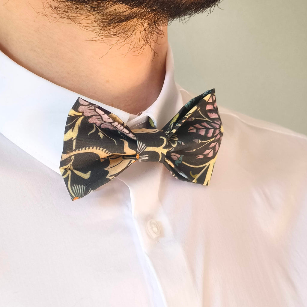 noeud papillon noir motif dragons et fleurs fantasy chic piece unique porté profil