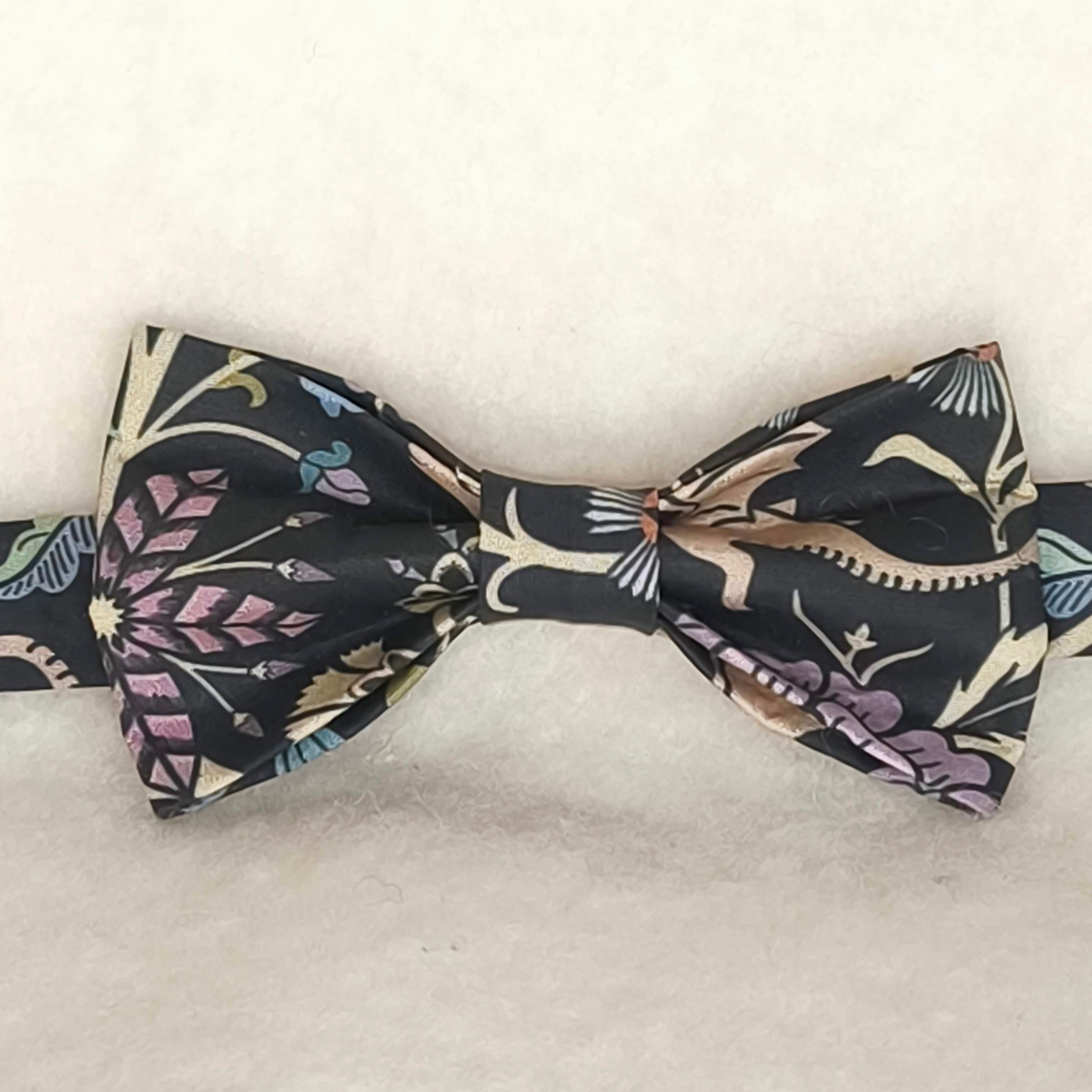 noeud papillon noir motif dragons et fleurs fantasy chic piece unique vue générale
