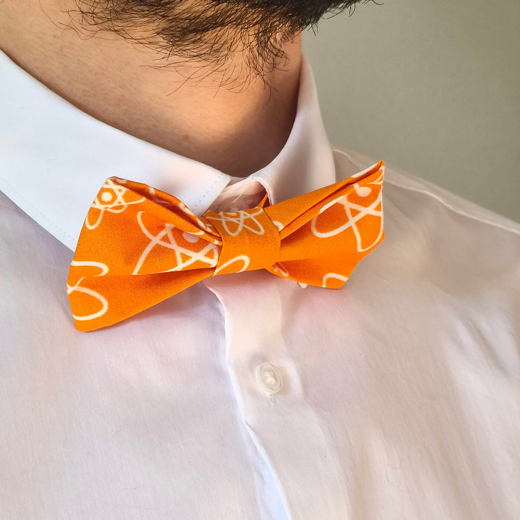 noeud papillon orange motif atome science retro piece unique porté profil