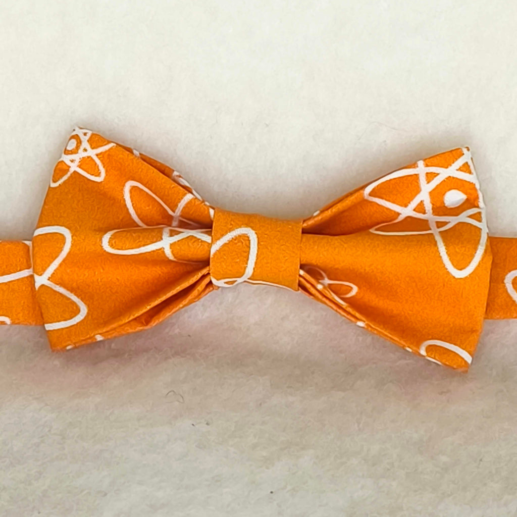 noeud papillon orange motif atome science retro piece unique vue générale